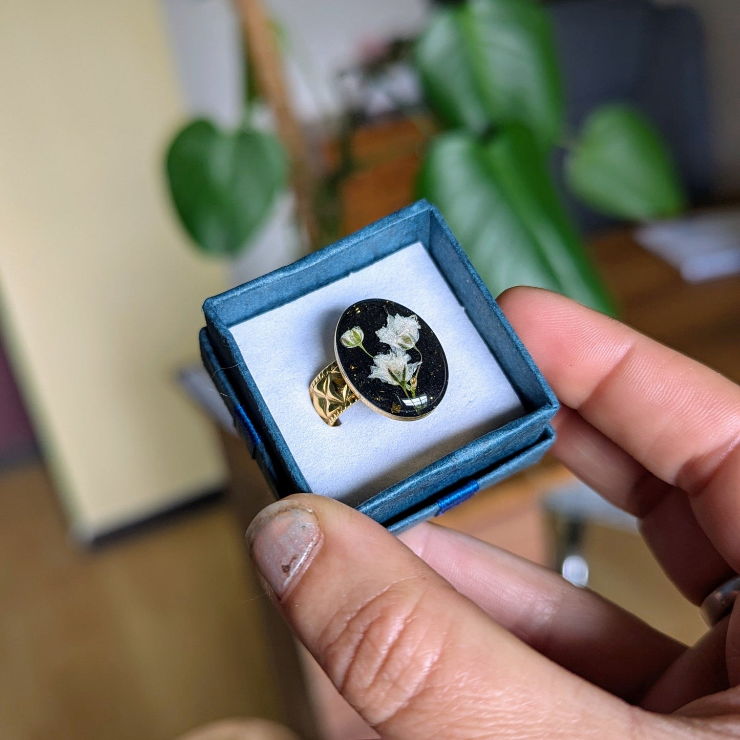 bague ovale gypsophile blanc noir