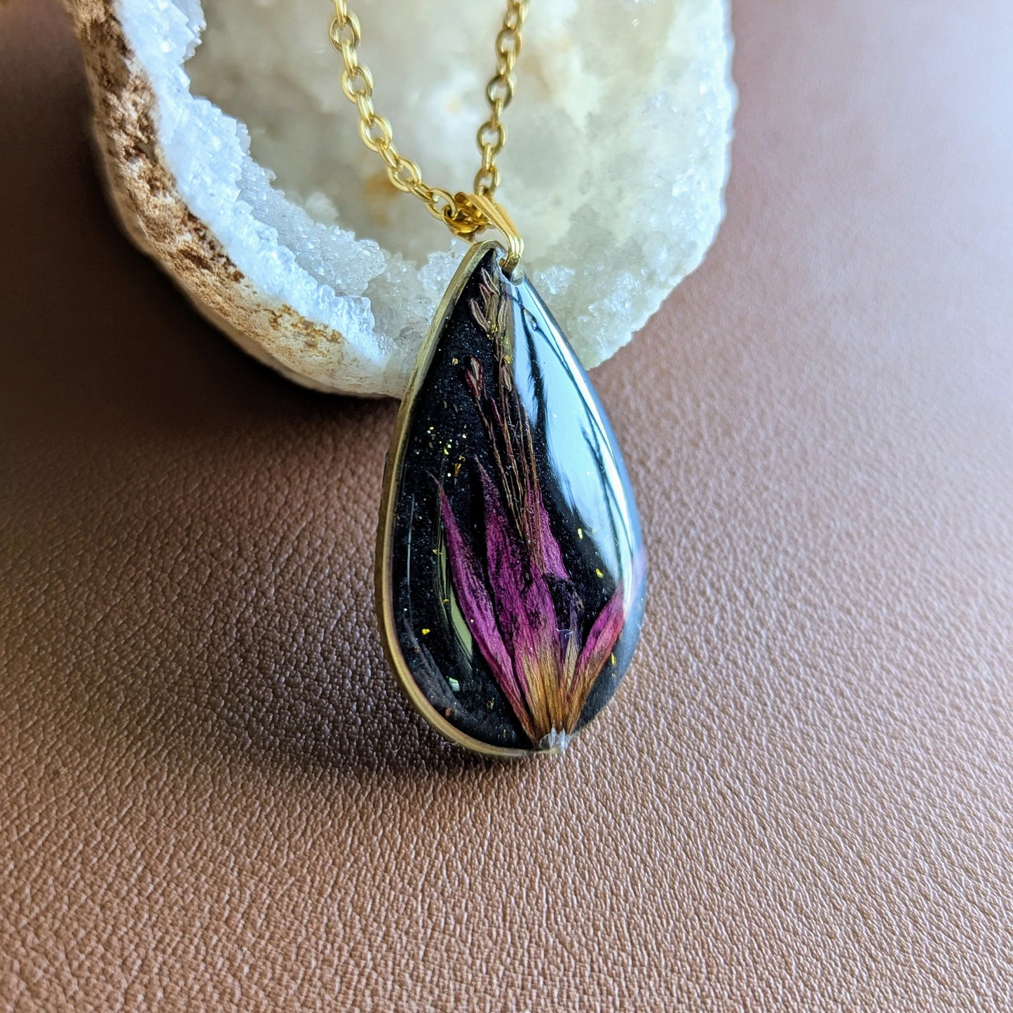 collier fleur fushia fond noir goutte dorée