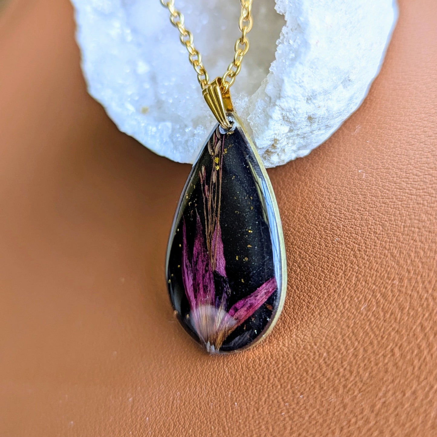 collier fleur fushia fond noir goutte dorée