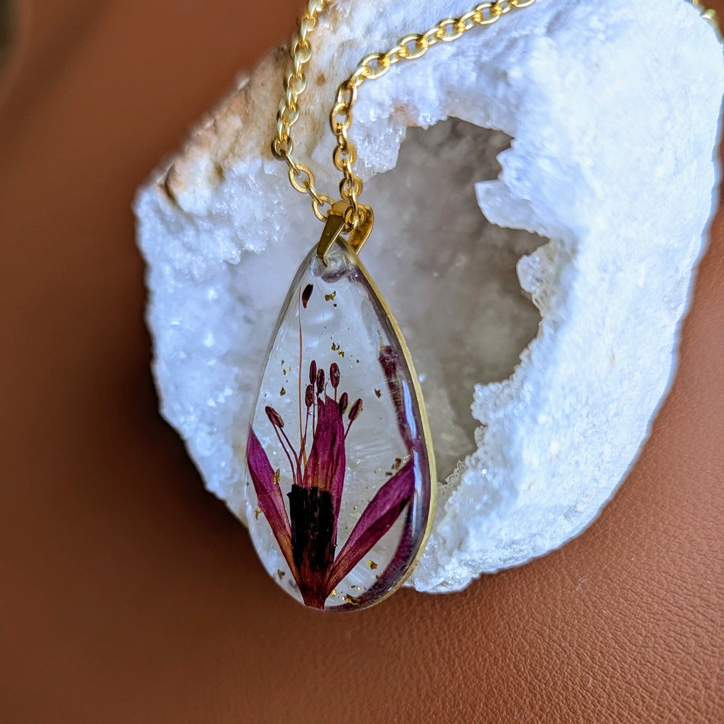 collier fleur fushia pendentif goutte