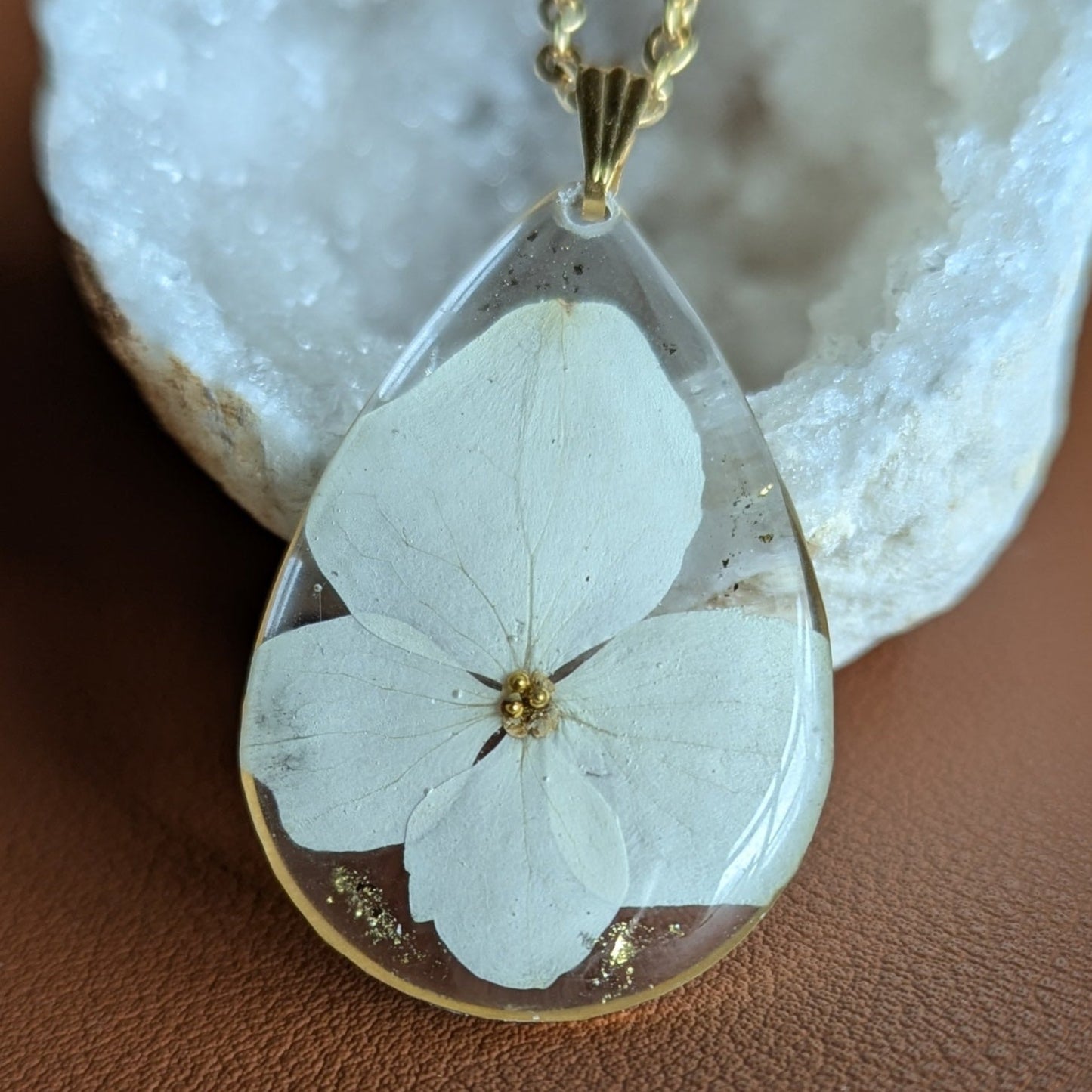 Collier goutte avec perles dorées et hortensia naturelle blanche