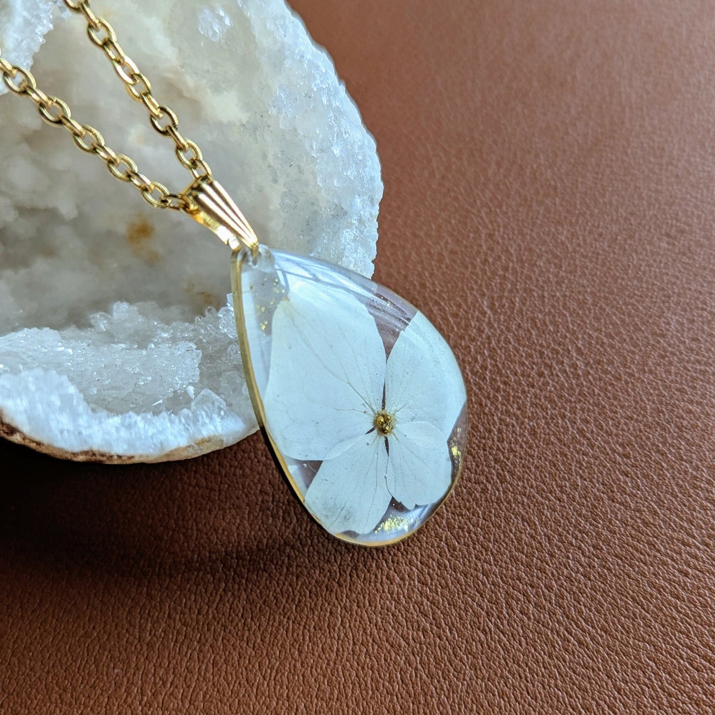 Collier goutte avec perles dorées et hortensia naturelle blanche
