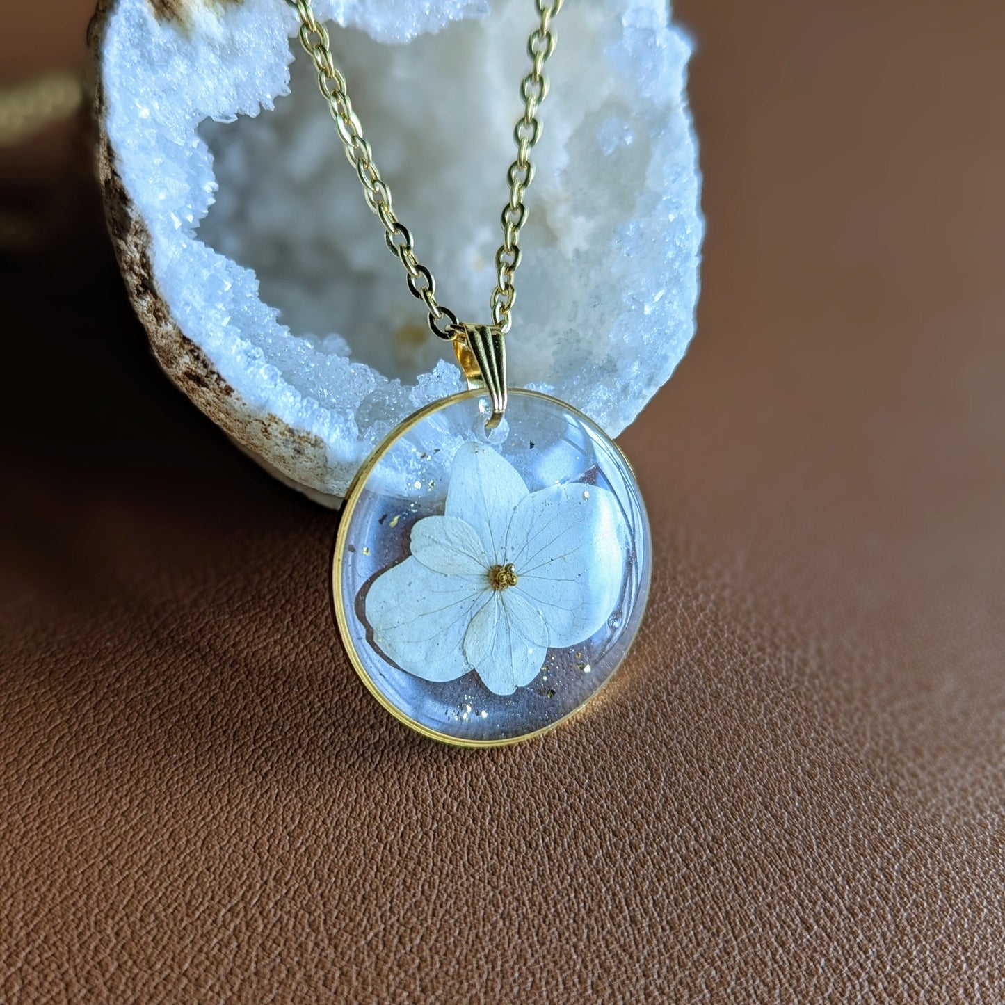 Collier rond doré avec perles et hortensia naturelle blanche
