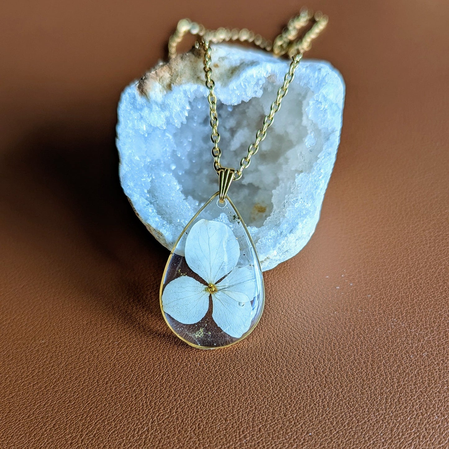Collier goutte avec perles dorées et hortensia naturelle blanche