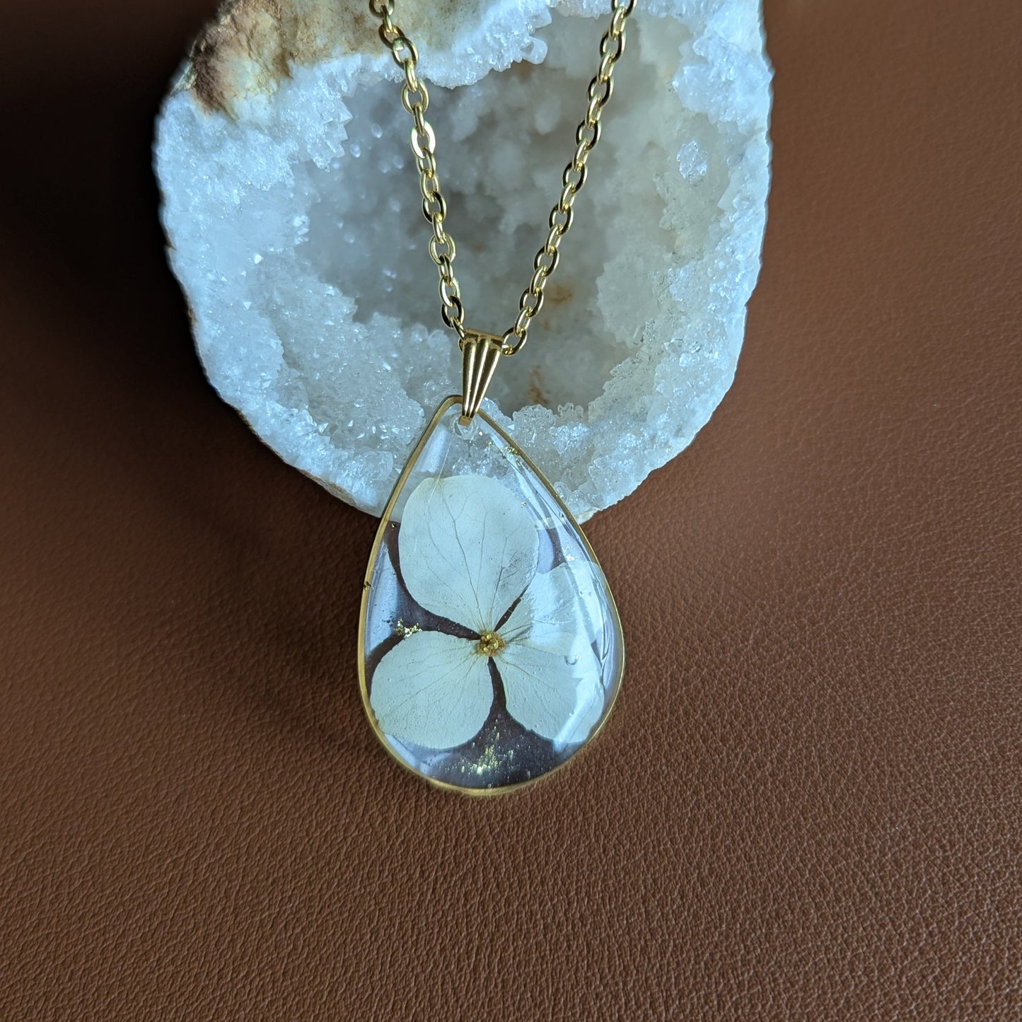 Collier goutte avec perles dorées et hortensia naturelle blanche