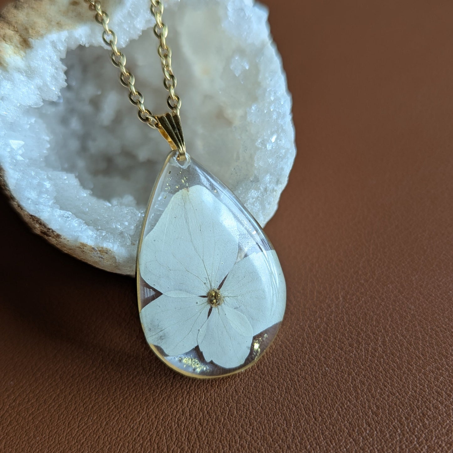 Collier goutte avec perles dorées et hortensia naturelle blanche