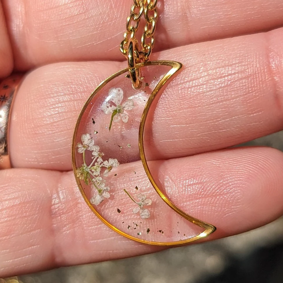 collier lune transparente et doré avec fleurs séchées blanches cerfeuil