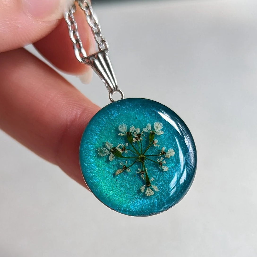 médaillon bleu vert turquoise avec fleurs séchées blanches