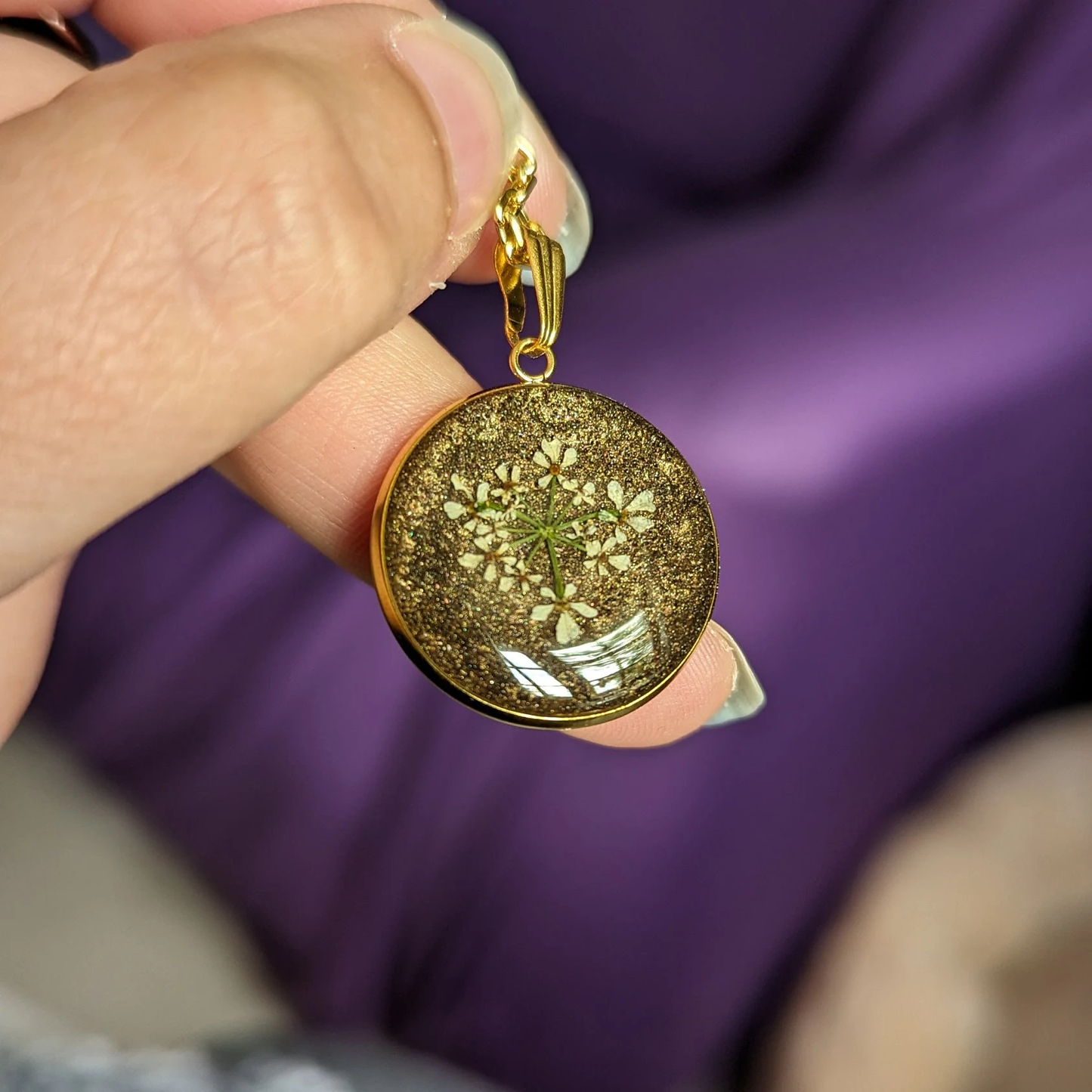 médaillon brun avec fleurs séchées blanches