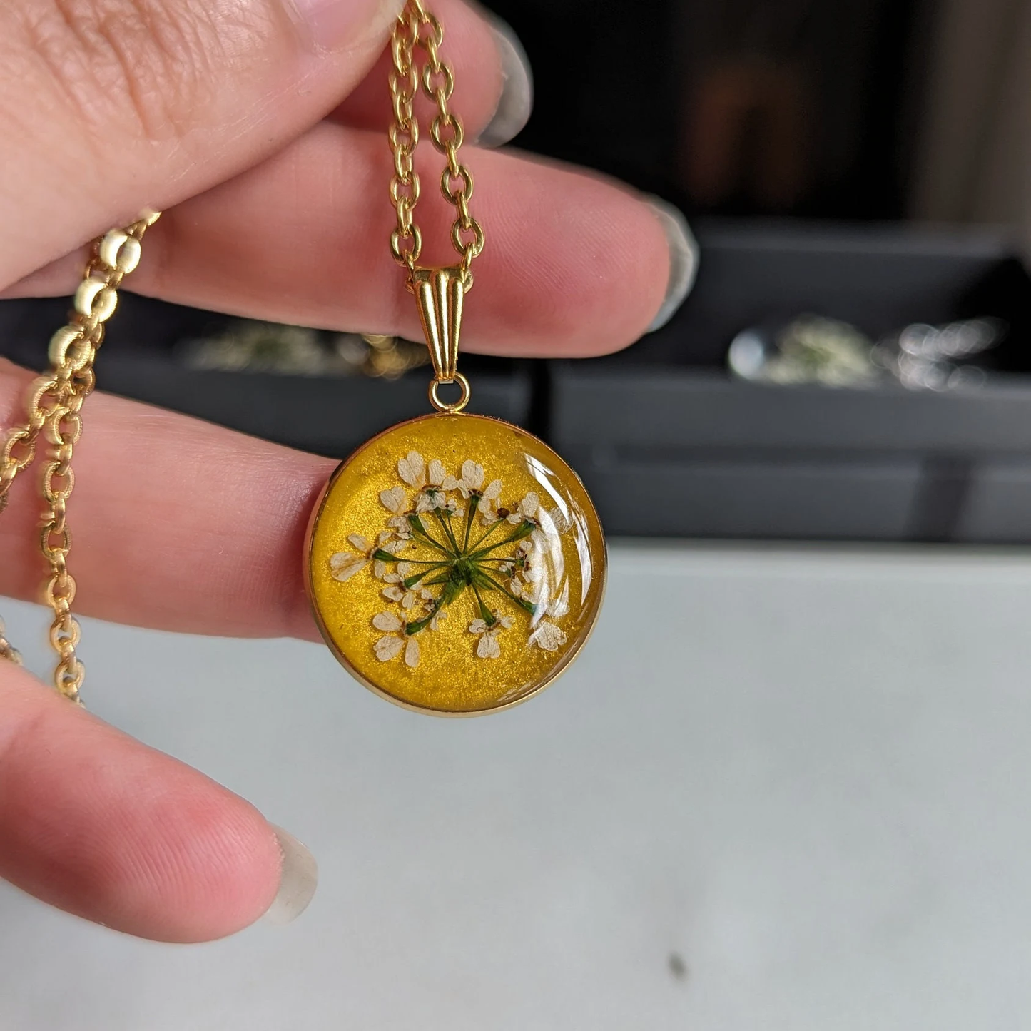 médaillon jaune avec fleurs séchées blanches