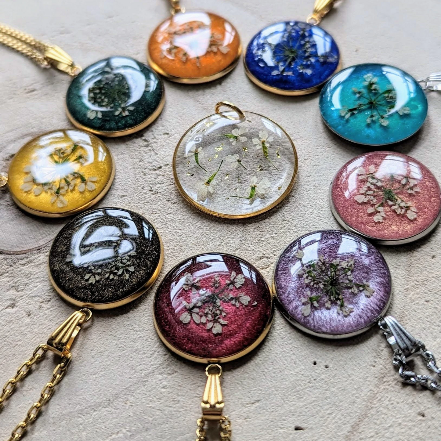 médaillon multicolore avec fleurs séchées blanches