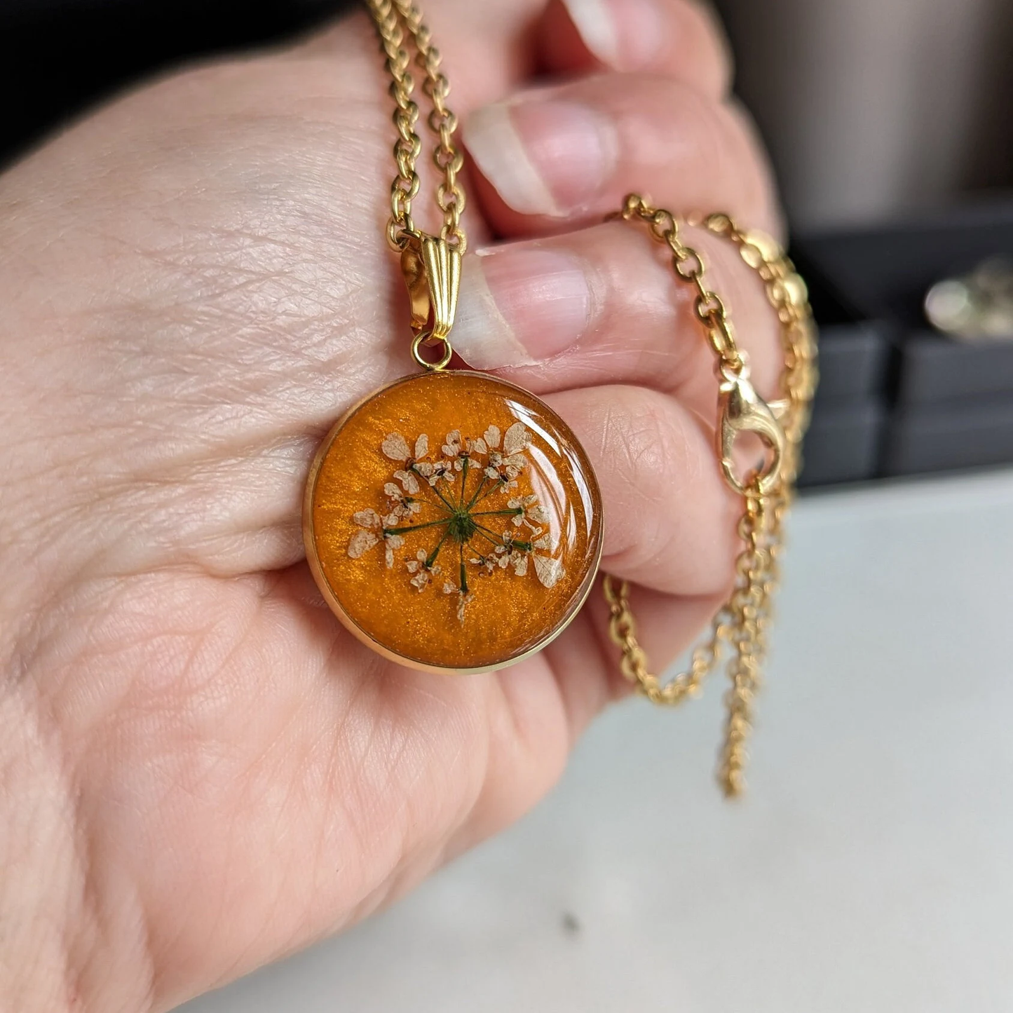 médaillon orange avec fleurs séchées blanches