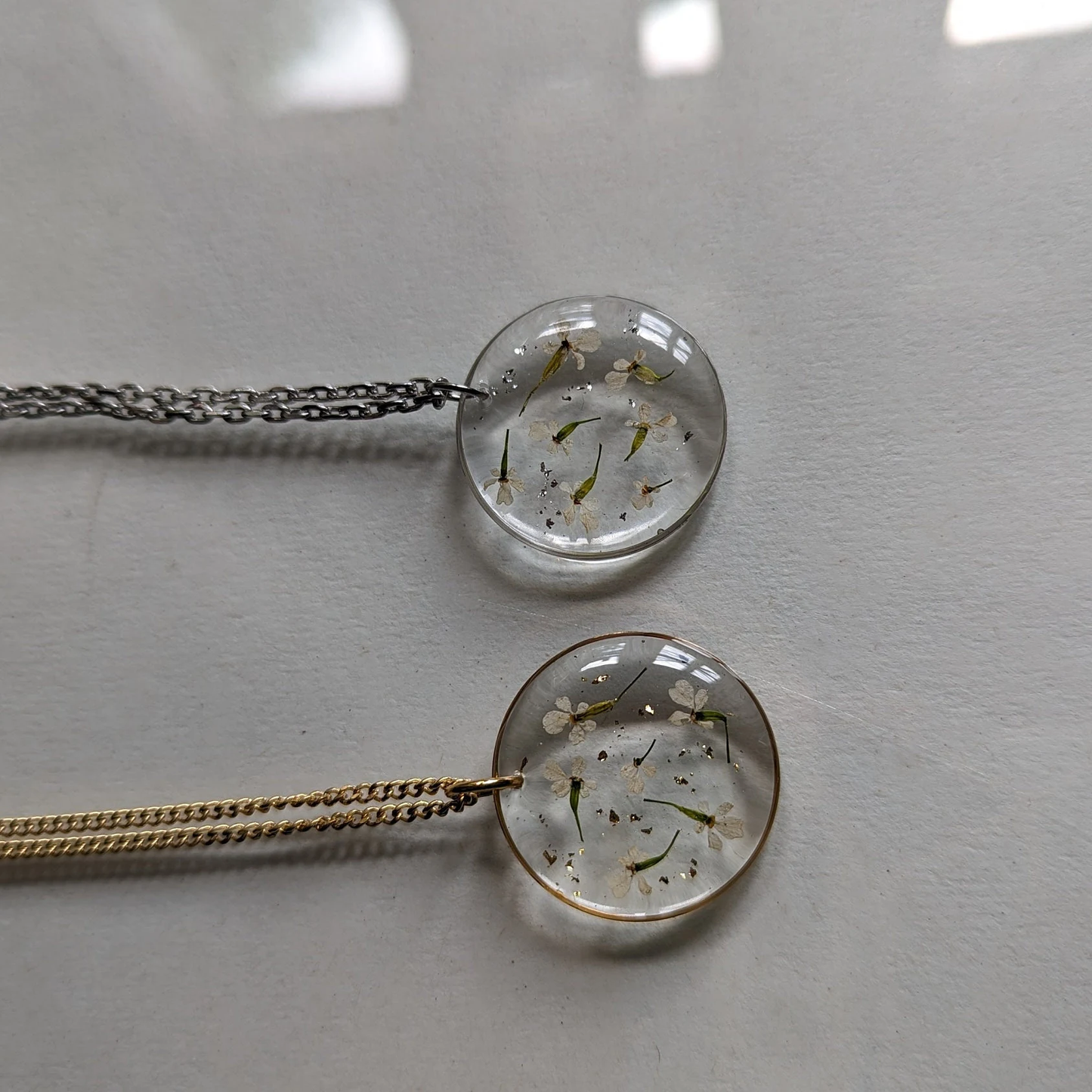 pendentif argenté doré fleurs séchées cerfeuil dans une résine transparente