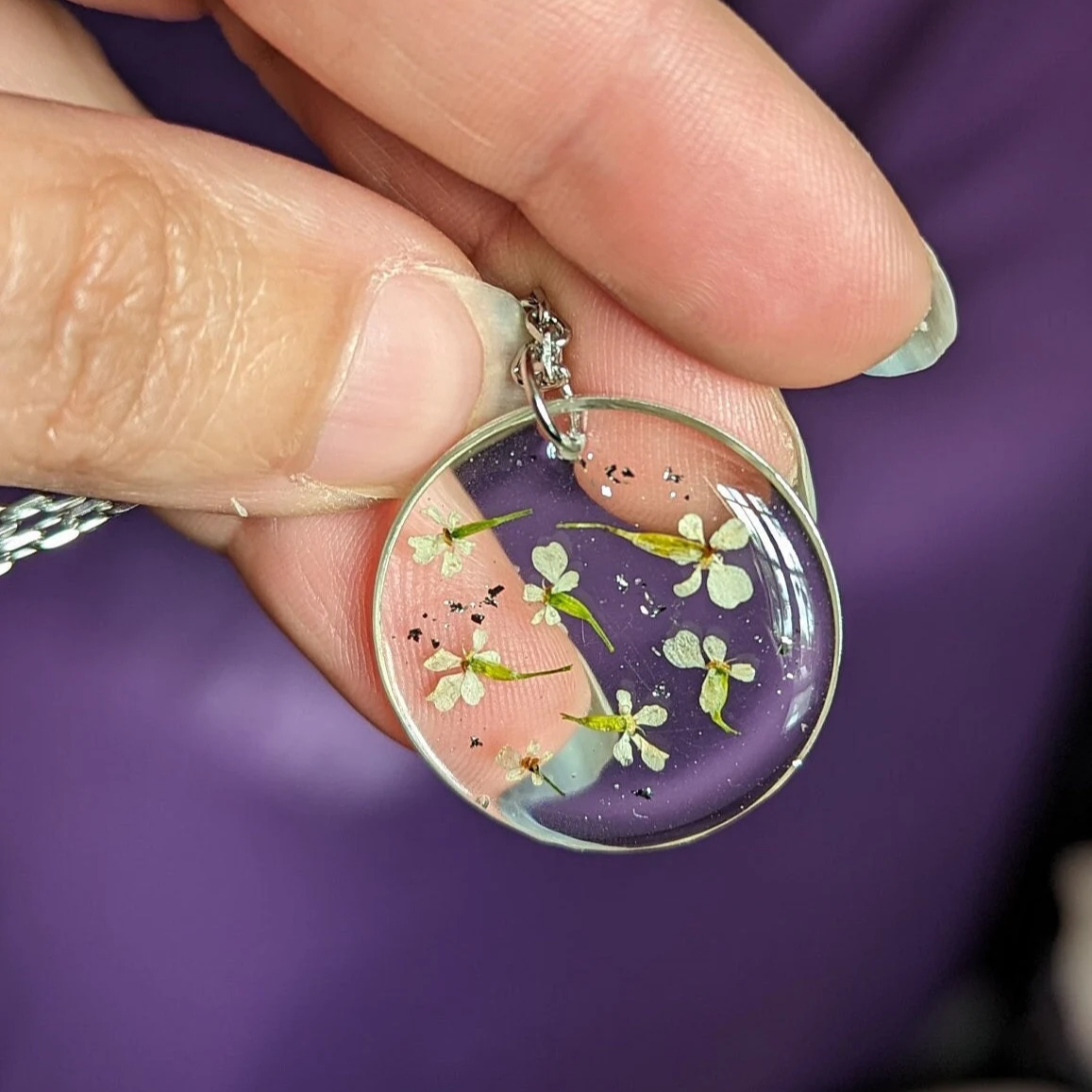 pendentif argenté fleurs séchées cerfeuil dans une résine transparente