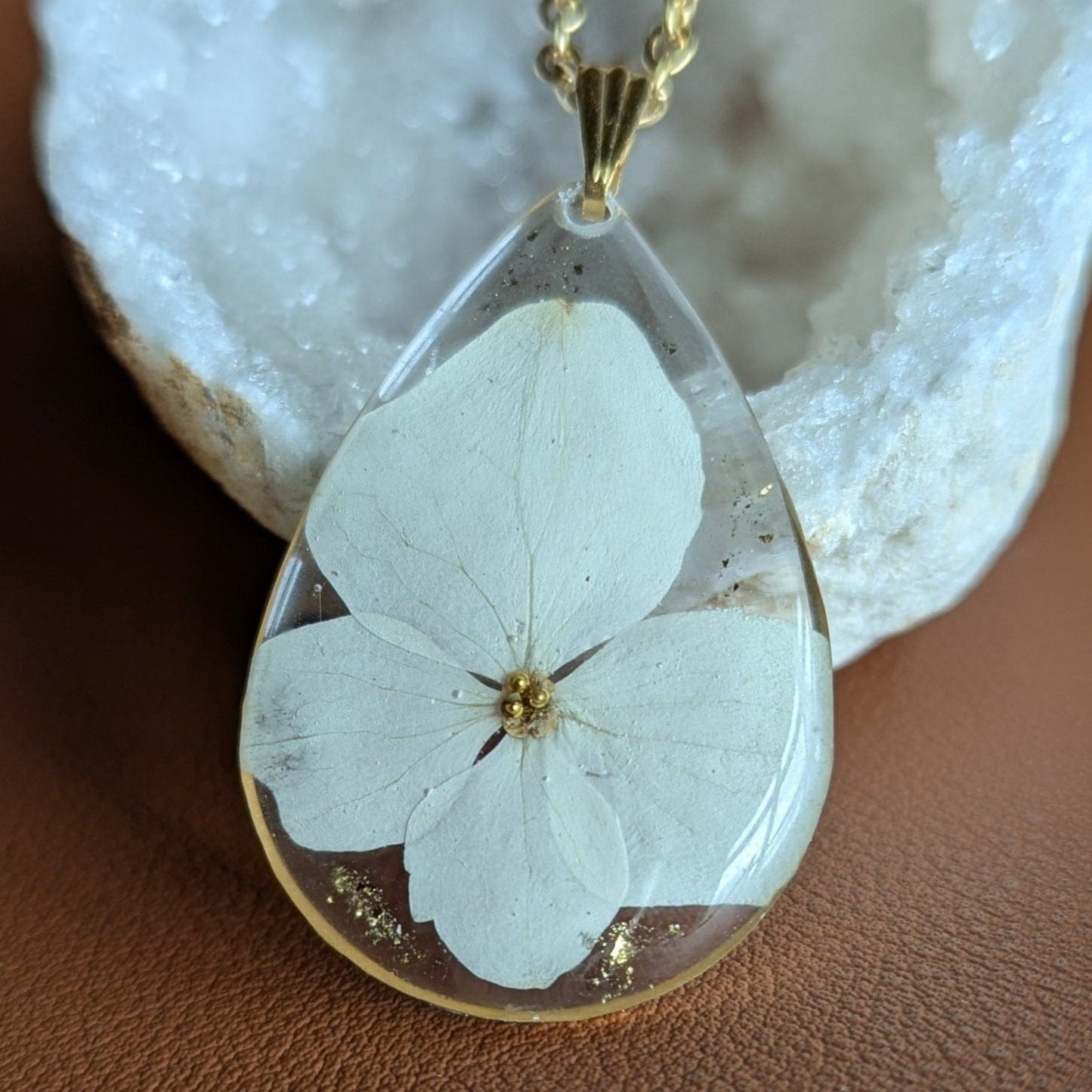 Étreinte Éternelle Colliers Collier goutte hortensia blanche - Modèle 2