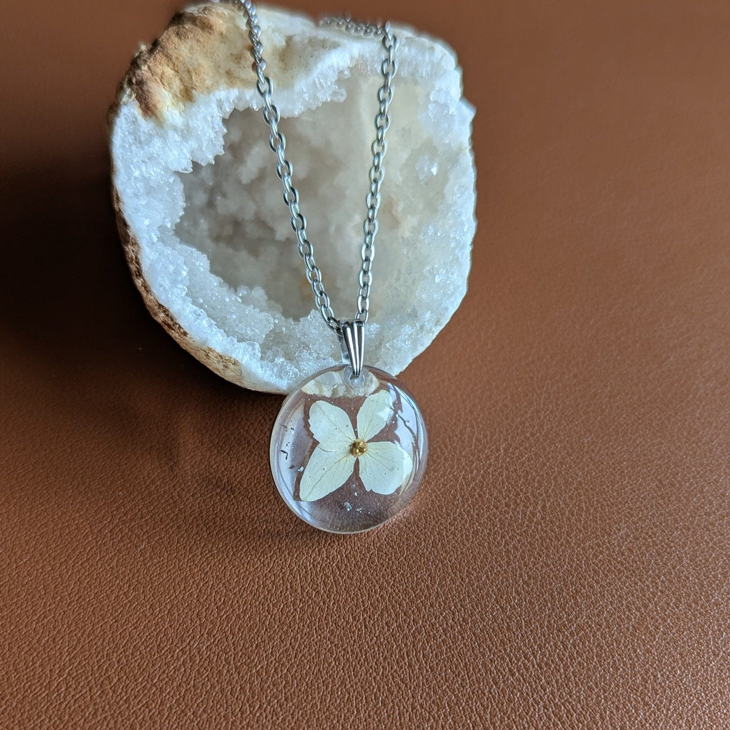 Étreinte Éternelle Colliers Collier hortensia blanche