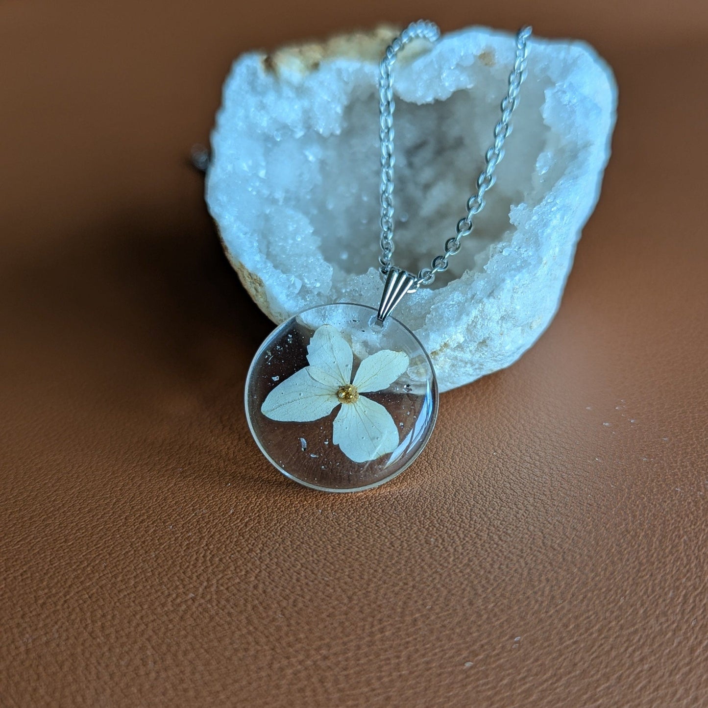 Étreinte Éternelle Colliers Collier hortensia blanche