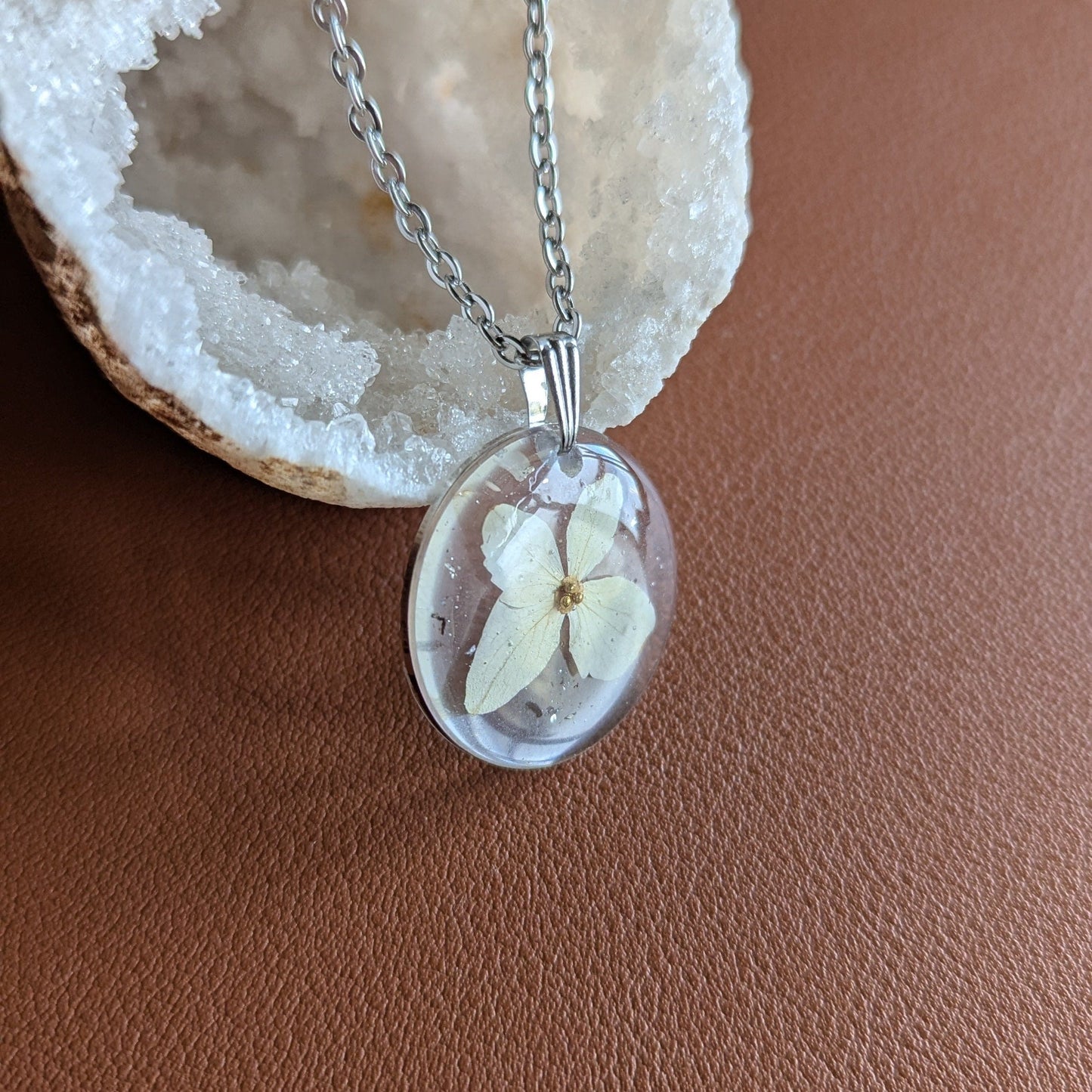 Étreinte Éternelle Colliers Collier hortensia blanche