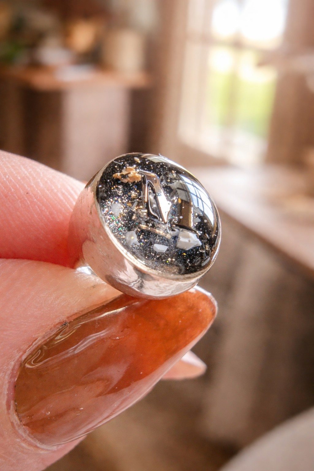 Bracelet homme en argent forgé avec cabochon en résine incluant des cendres, création artisanale Étreinte Éternelle. 