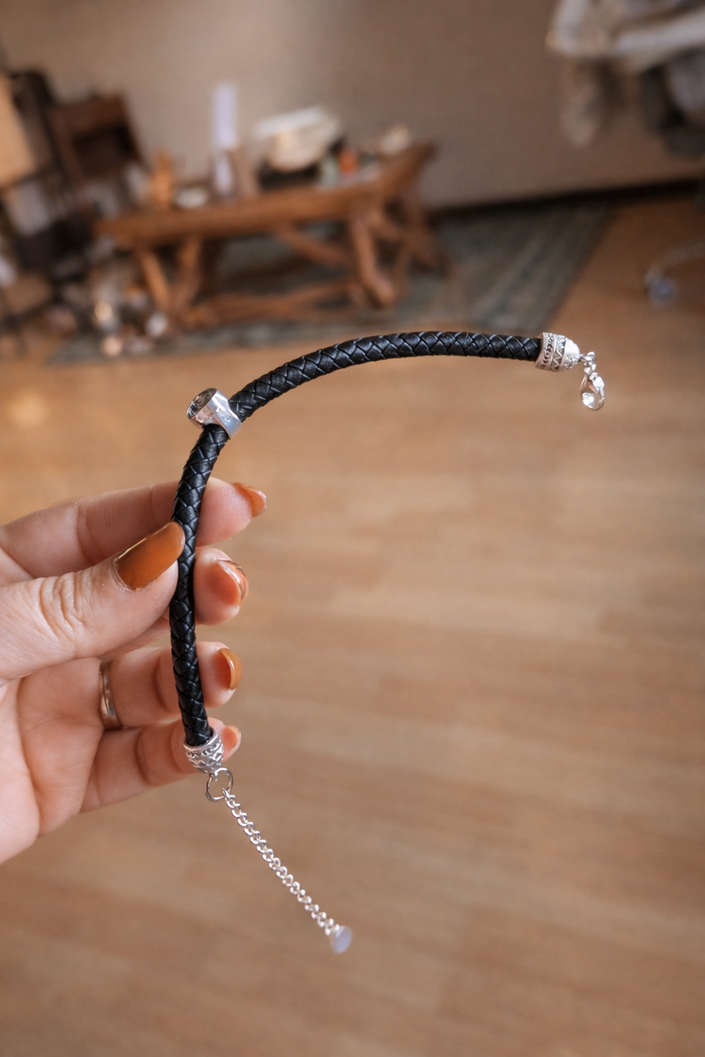 Bracelet homme en cuir tressé noir avec cabochon en argent intégrant des cendres, création personnalisée Étreinte Éternelle.