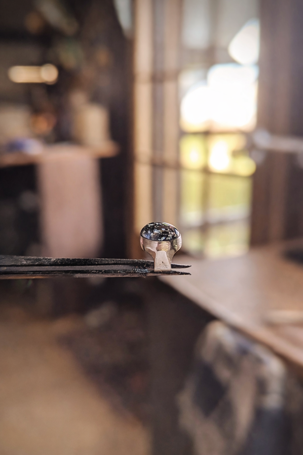 Bracelet homme en cuir tressé avec cabochon en argent forgé contenant des cendres, création Étreinte Éternelle.