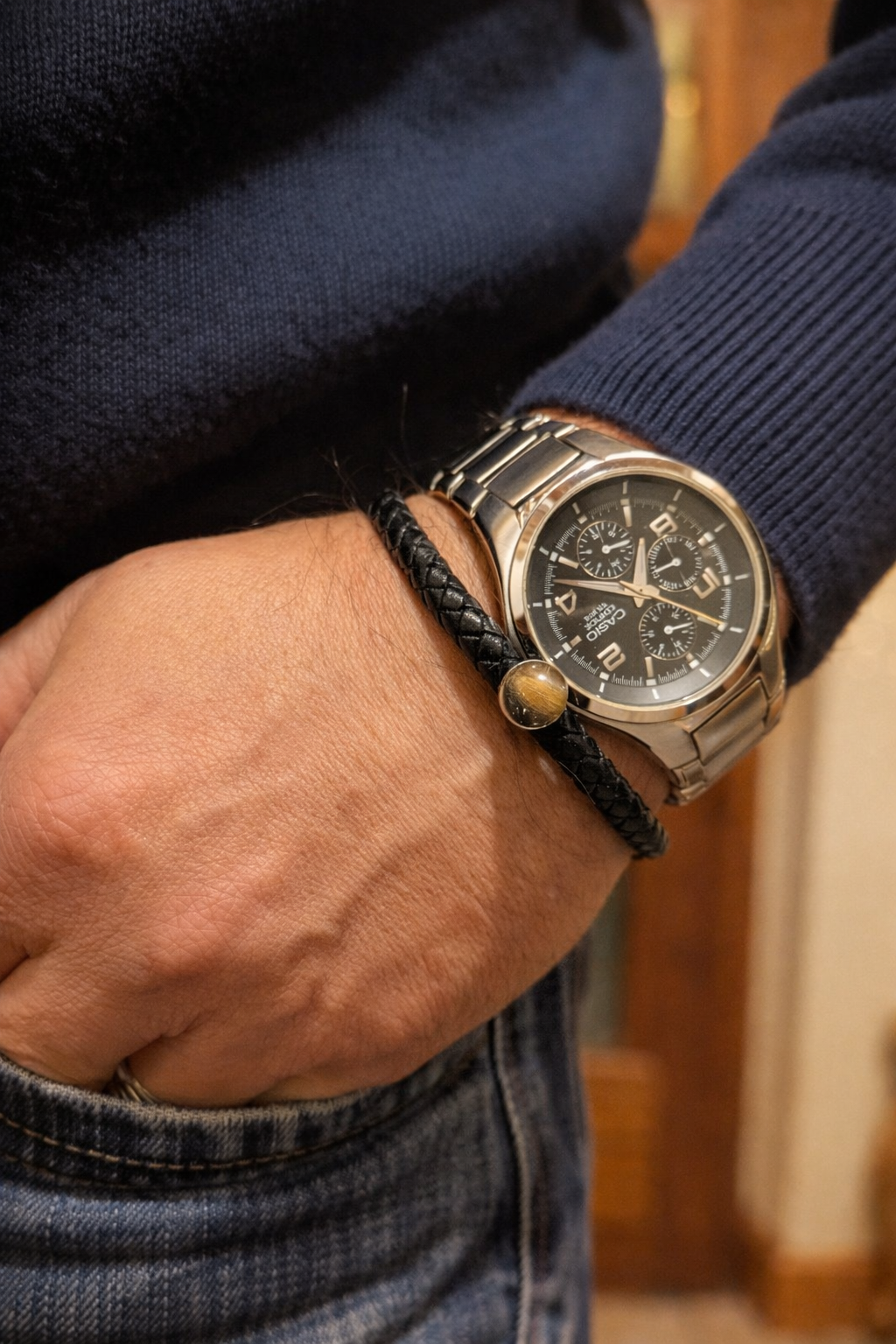 Bracelet souvenir Memorys pour homme porté au poignet, cuir noir tressé et résine personnalisée, création Étreinte Éternelle.