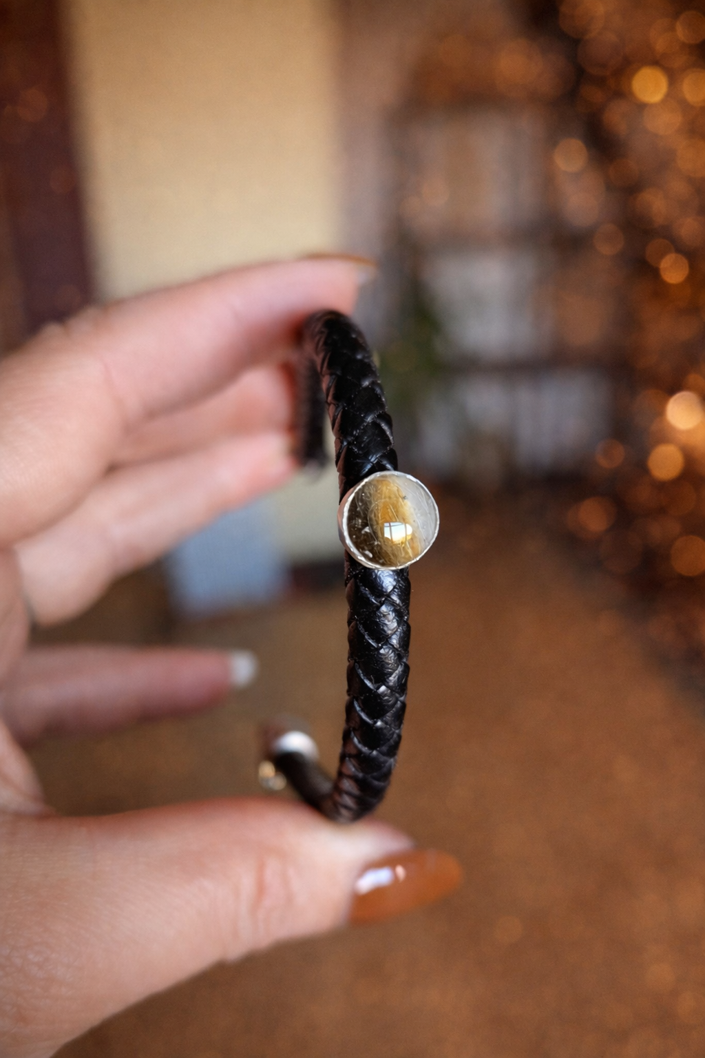 Bracelet homme Memorys en cuir noir, bijou artisanal personnalisé avec inclusion souvenir.