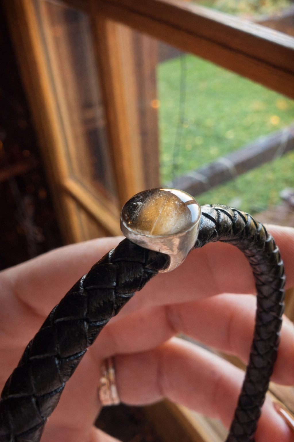 Pendentif en résine du bracelet Memorys contenant des poils souvenir, bijou commémoratif pour homme en cuir noir.