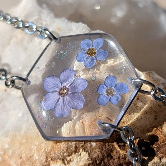 bracelet argenté hexagone avec 3 fleurs myosotis bleu violet