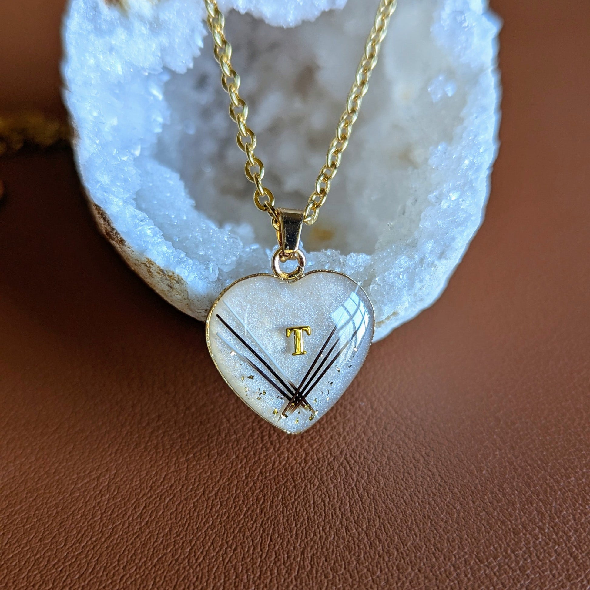 collier souvenir coeur doré et moustaches de chat