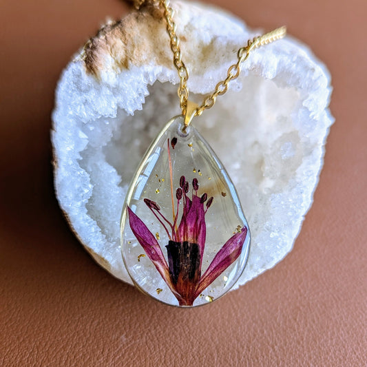collier fleur fushia pendentif goutte