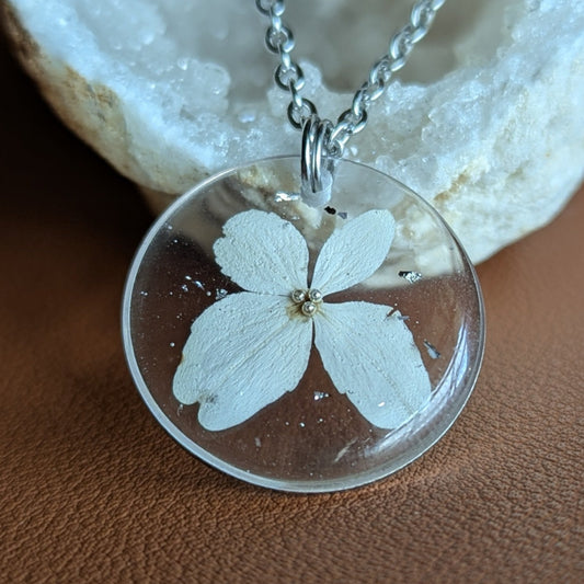 Collier rond argenté avec perles dorées et hortensia naturelle blanche