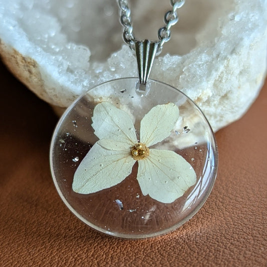Collier rond argenté avec perles dorées et hortensia naturelle blanche