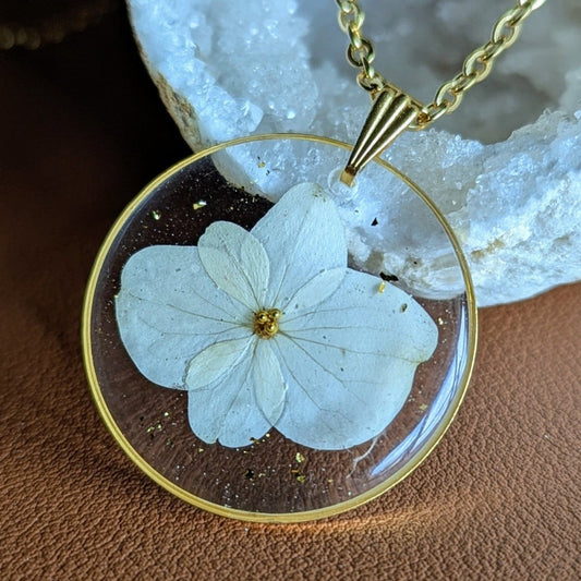 Collier rond doré avec perles et hortensia naturelle blanche