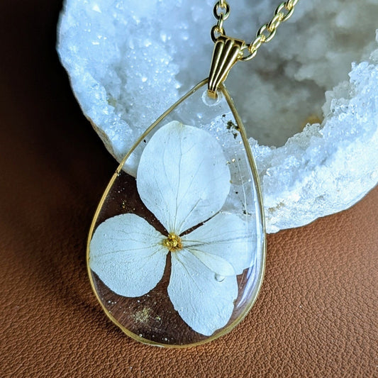 Collier goutte avec perles dorées et hortensia naturelle blanche