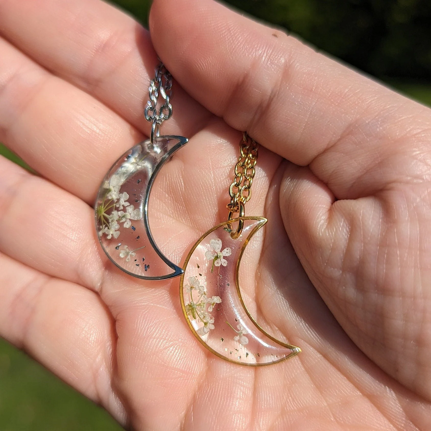 collier lune transparente argentée dorée avec fleurs séchées blanches cerfeuil