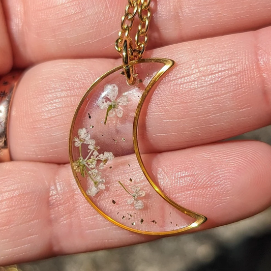 collier lune transparente et doré avec fleurs séchées blanches cerfeuil