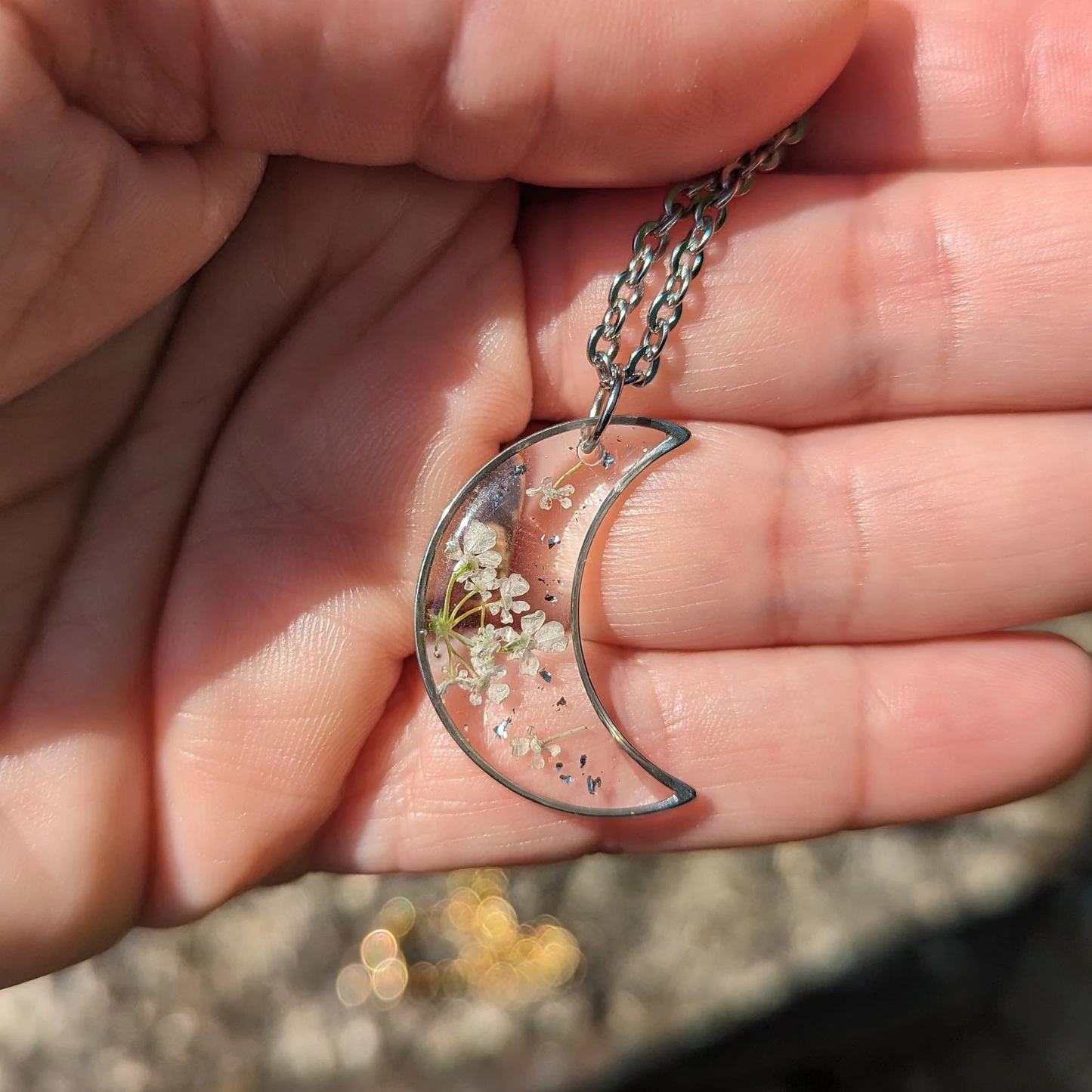 collier lune transparente et argentée avec fleurs séchées blanches cerfeuil