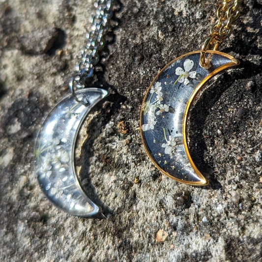 collier lune transparente argentée dorée avec fleurs séchées blanches cerfeuil