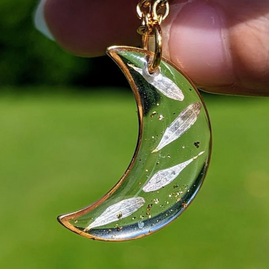 Collier lune dorée avec pétales de pâquerette