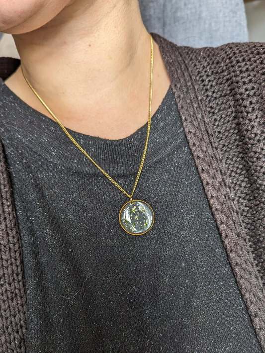 pendentif doré fleurs séchées cerfeuil dans une résine transparente