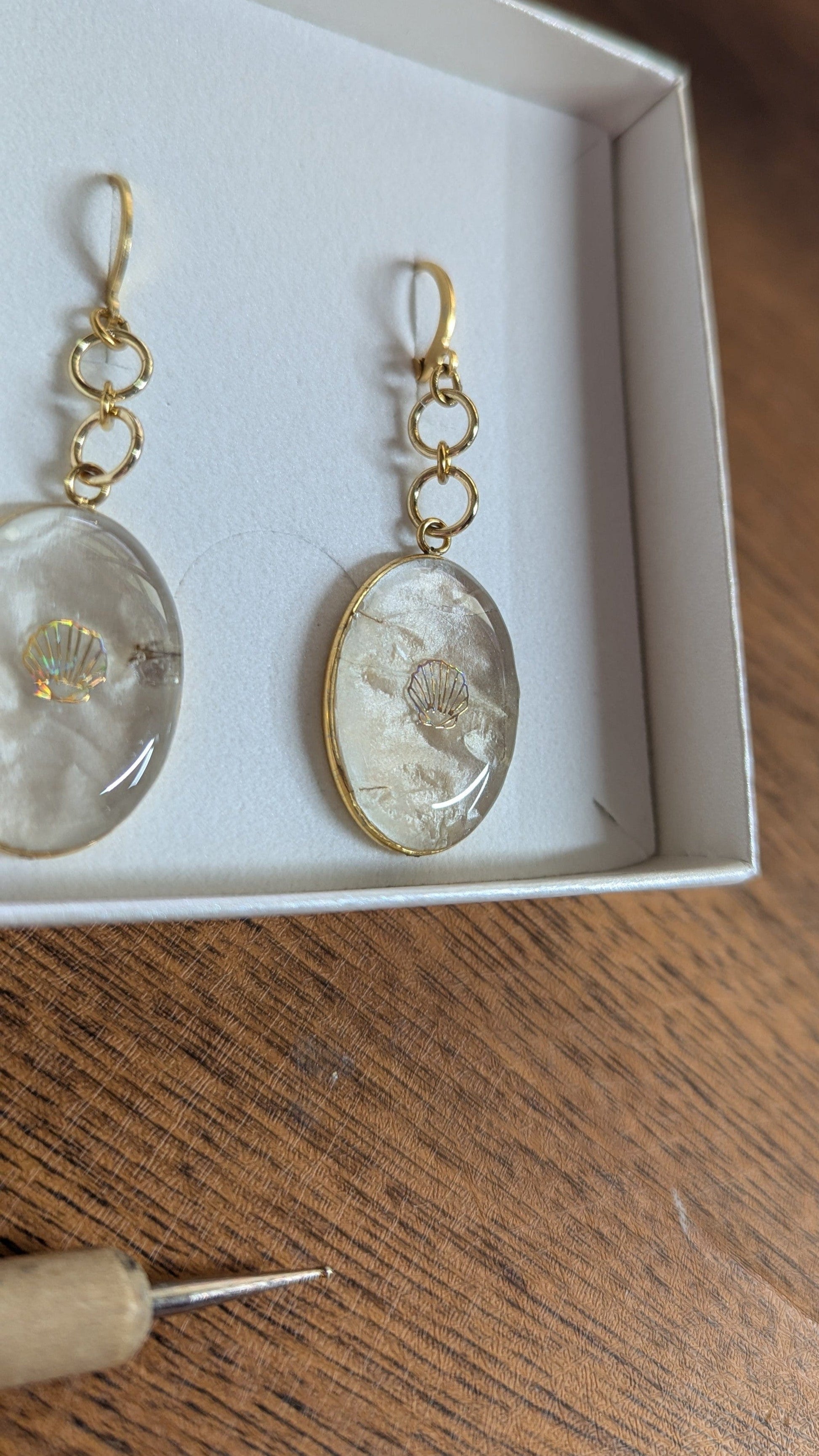 Étreinte Éternelle Boucles d'oreilles Boucles d'oreilles Monnaie du pape & coquillage