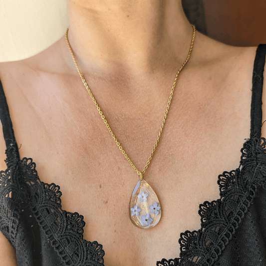 Étreinte Éternelle Colliers Collier goutte dorée et myosotis