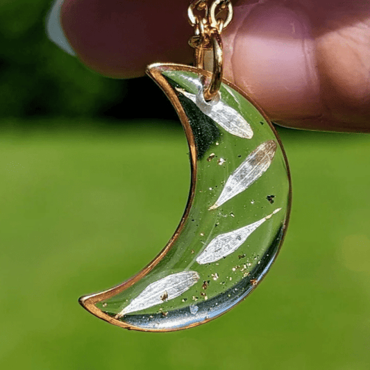 Étreinte Éternelle Colliers Collier lune dorée avec pétales de pâquerette