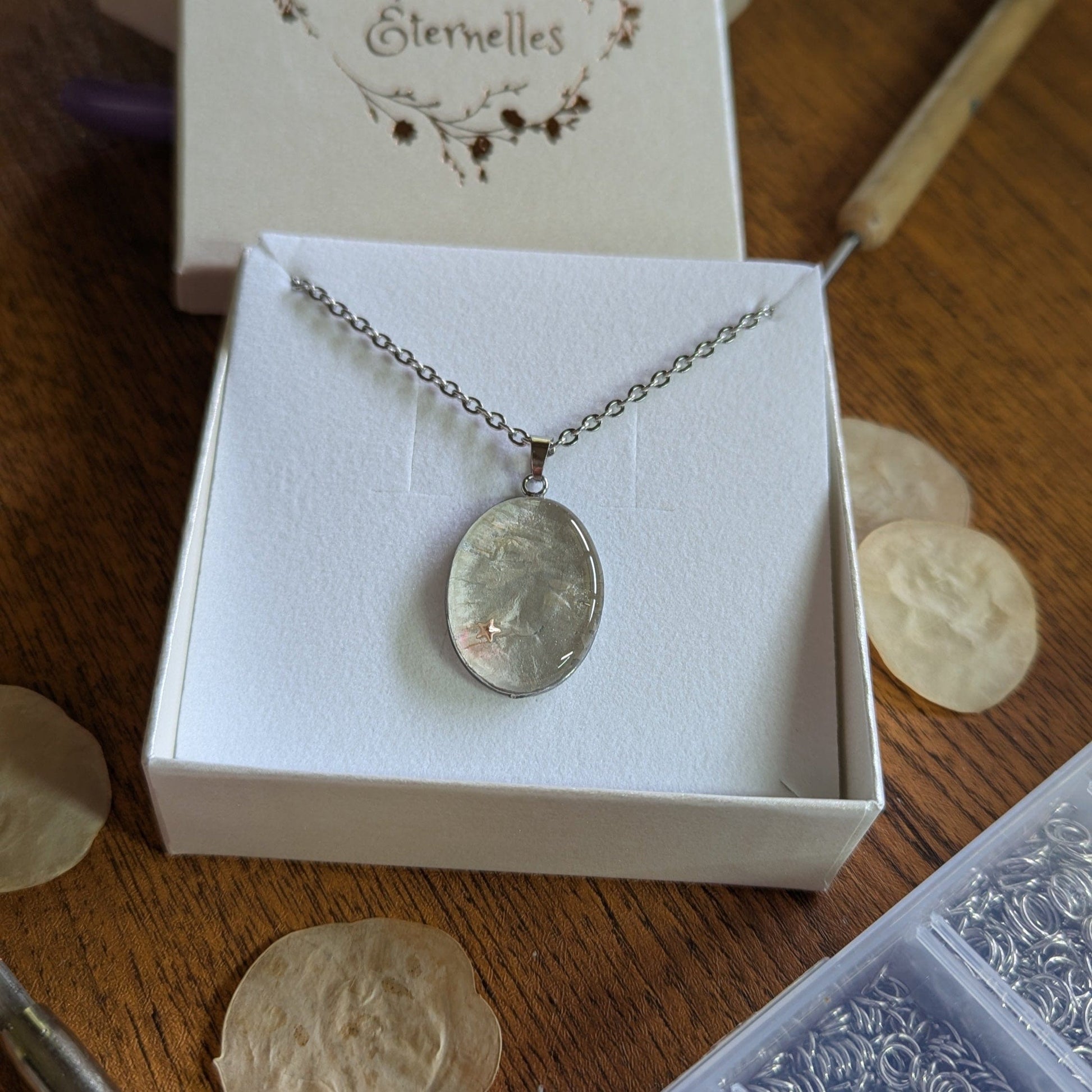 Étreinte Éternelle Colliers Collier Monnaie du pape & étoile