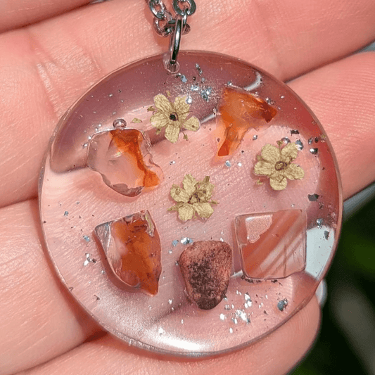Étreinte Éternelle Colliers Médaillon Sureau et Cornaline