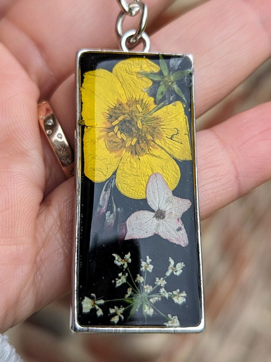 Porte-clés en résine et fleurs séchées