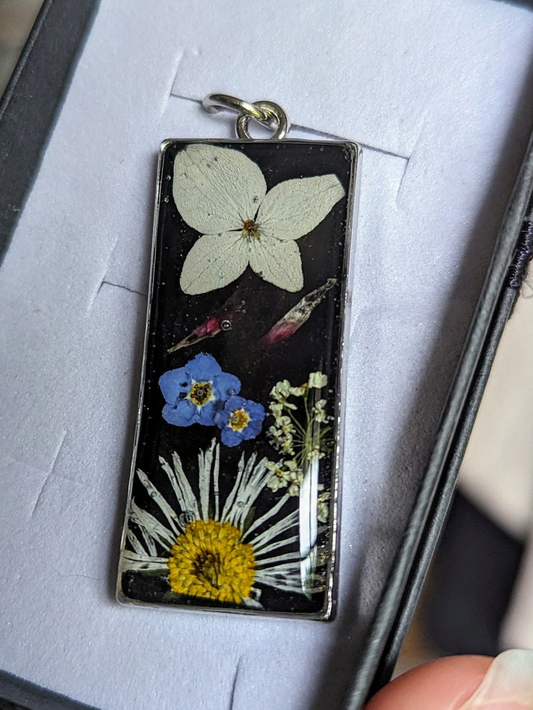 Porte-clés en résine et fleurs séchées