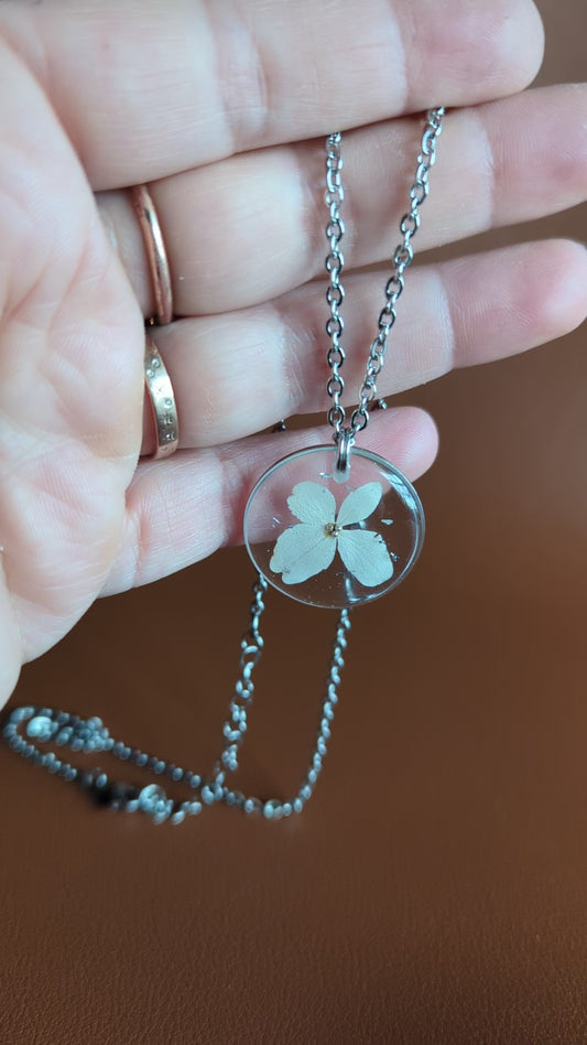 Collier rond argenté avec perles dorées et hortensia naturelle blanche