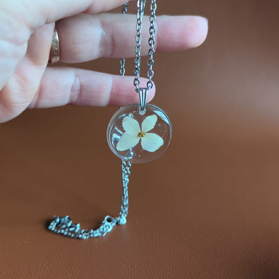 Collier rond argenté avec perles dorées et hortensia naturelle blanche